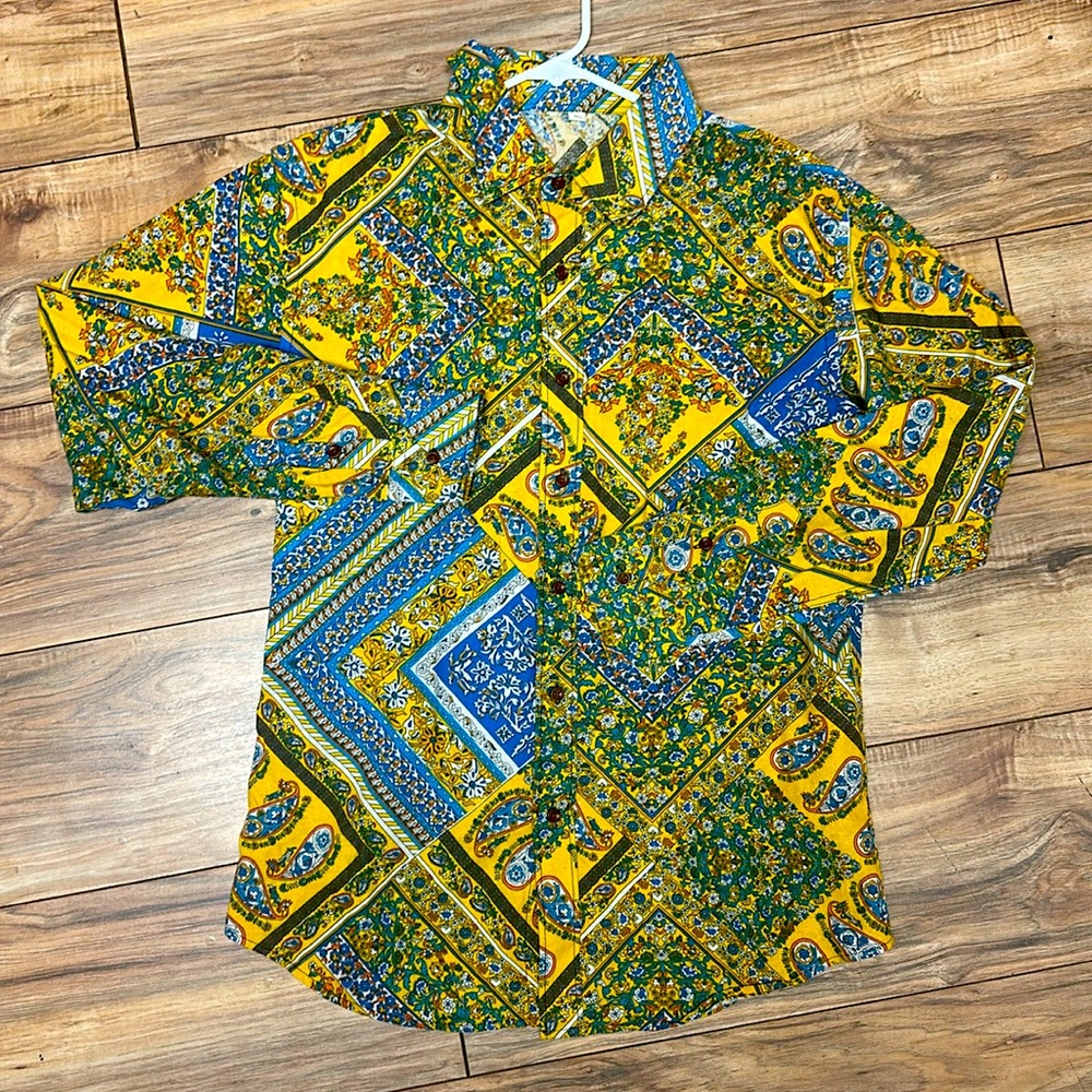 Men’s floral Bandana patterned button down woven shirt. Size 3XL, (fits like Xl)